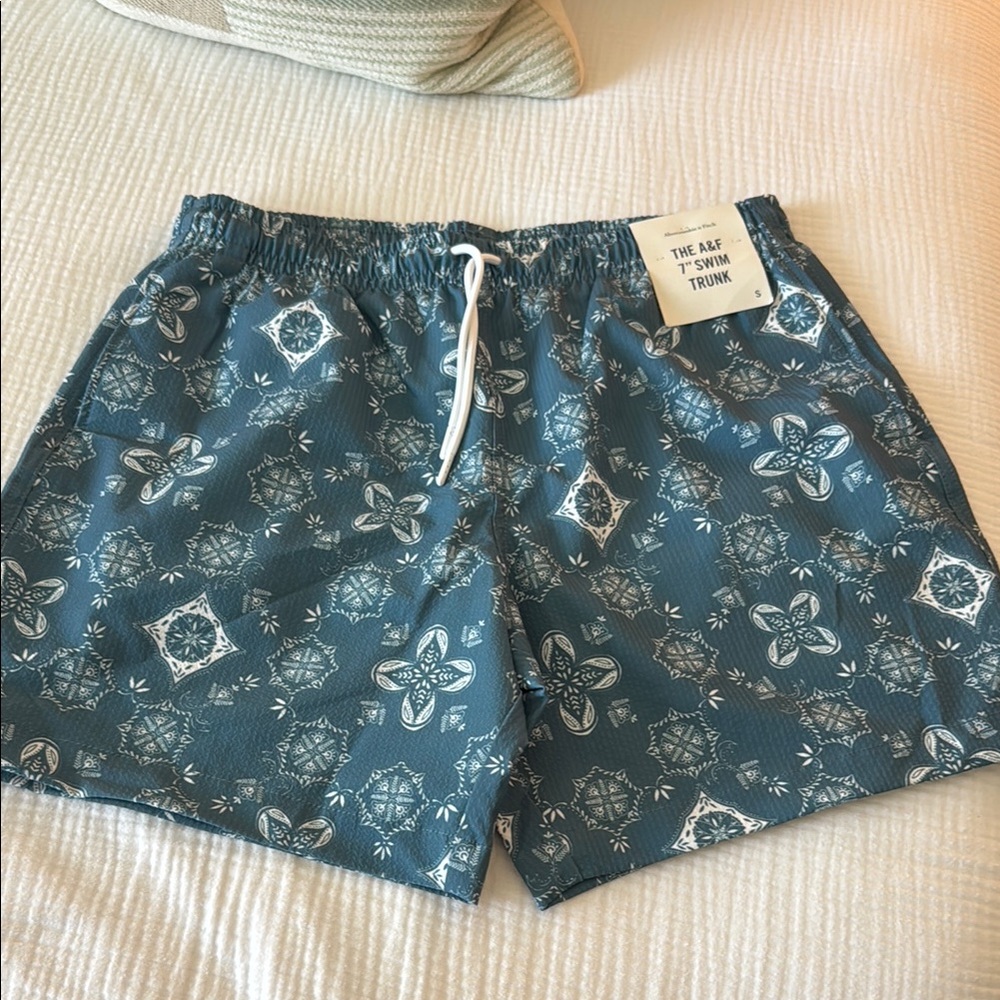 Abercrombie Men’s 7 inch Swim Trunks Size S NEW